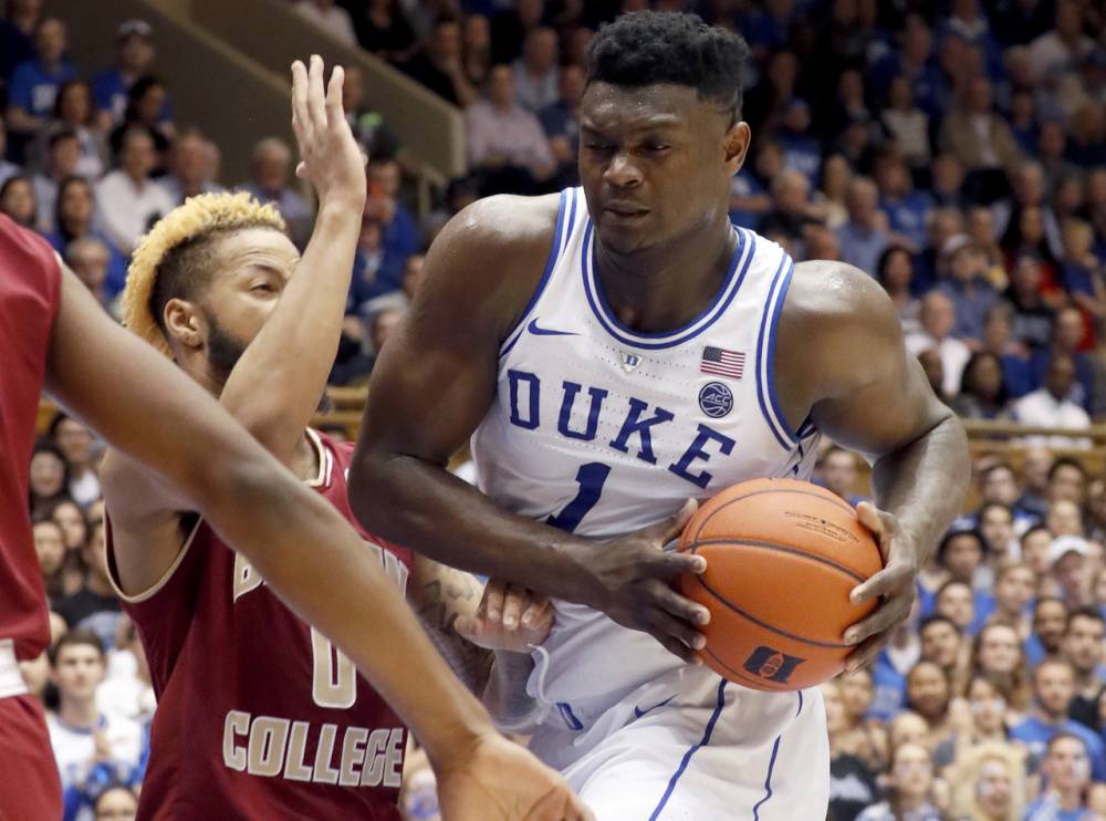  鹈鹕锡安威廉森暴扣连连压制对手