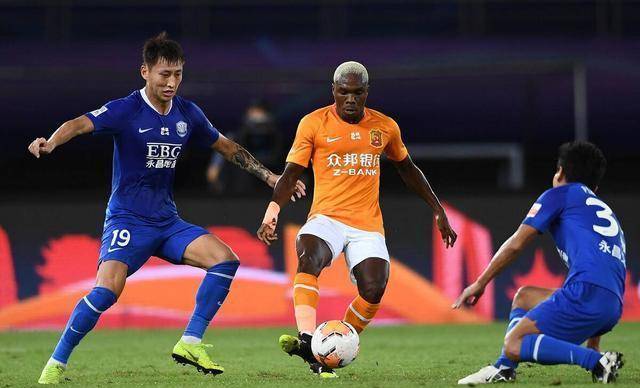  边路传中精准制导，高中锋头顶建奇功