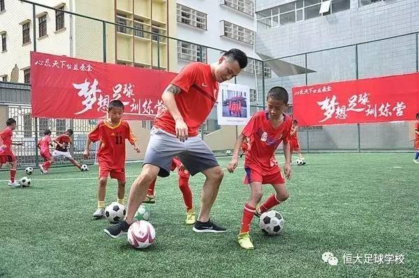  球星慈善赛温暖开踢，爱心捐款突破纪录  