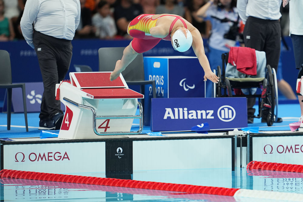  电竞选手刻苦训练磨砺精湛技艺