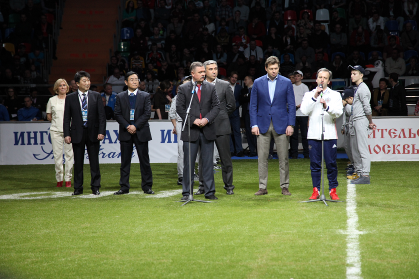  传奇球星退役仪式举行，球迷含泪送别偶像  