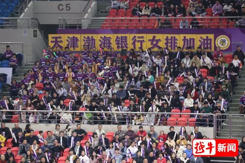  球迷助威声震天，主场氛围助力球队